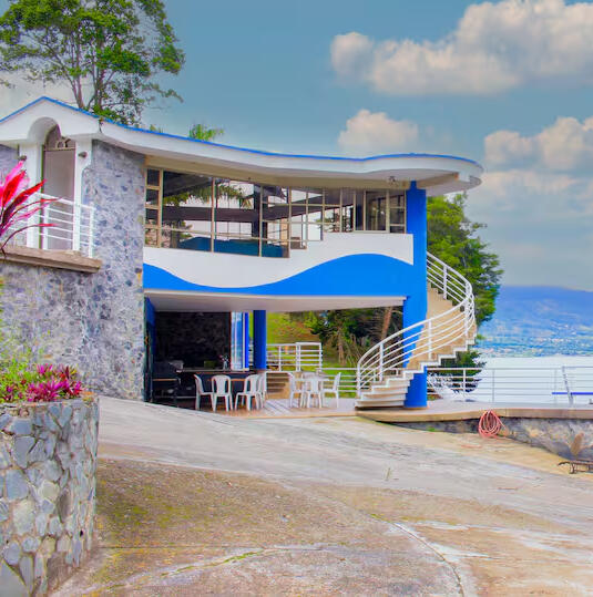 Chalet Bonavencho en Calima, Colombia, propiedad amplia para grupos con vista a la naturaleza