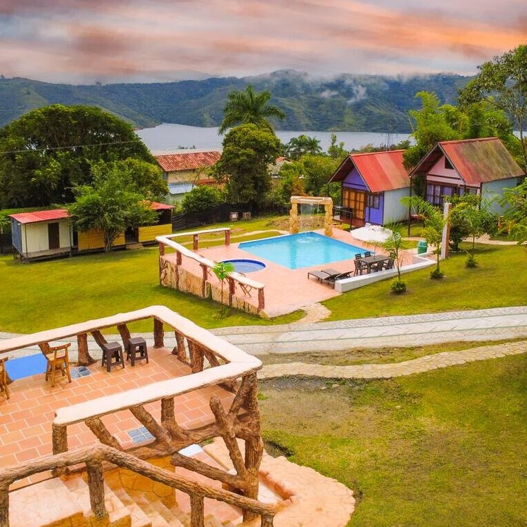 Cabaña Sol en Calima, Colombia, cabaña turística rodeada de naturaleza