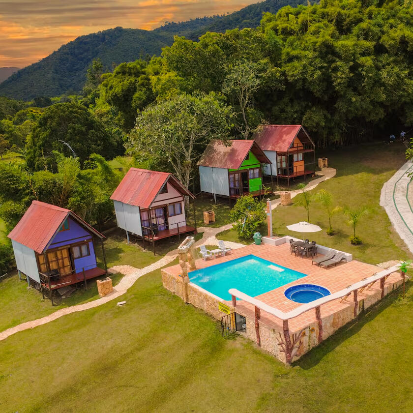 Cabaña Lago en Darién, Colombia, cabaña con piscina y vista al paisaje natural